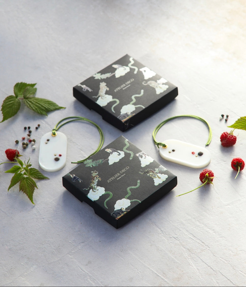 Aromatinis vaško pakabukas spintai ,,Avietės ir pipirai”