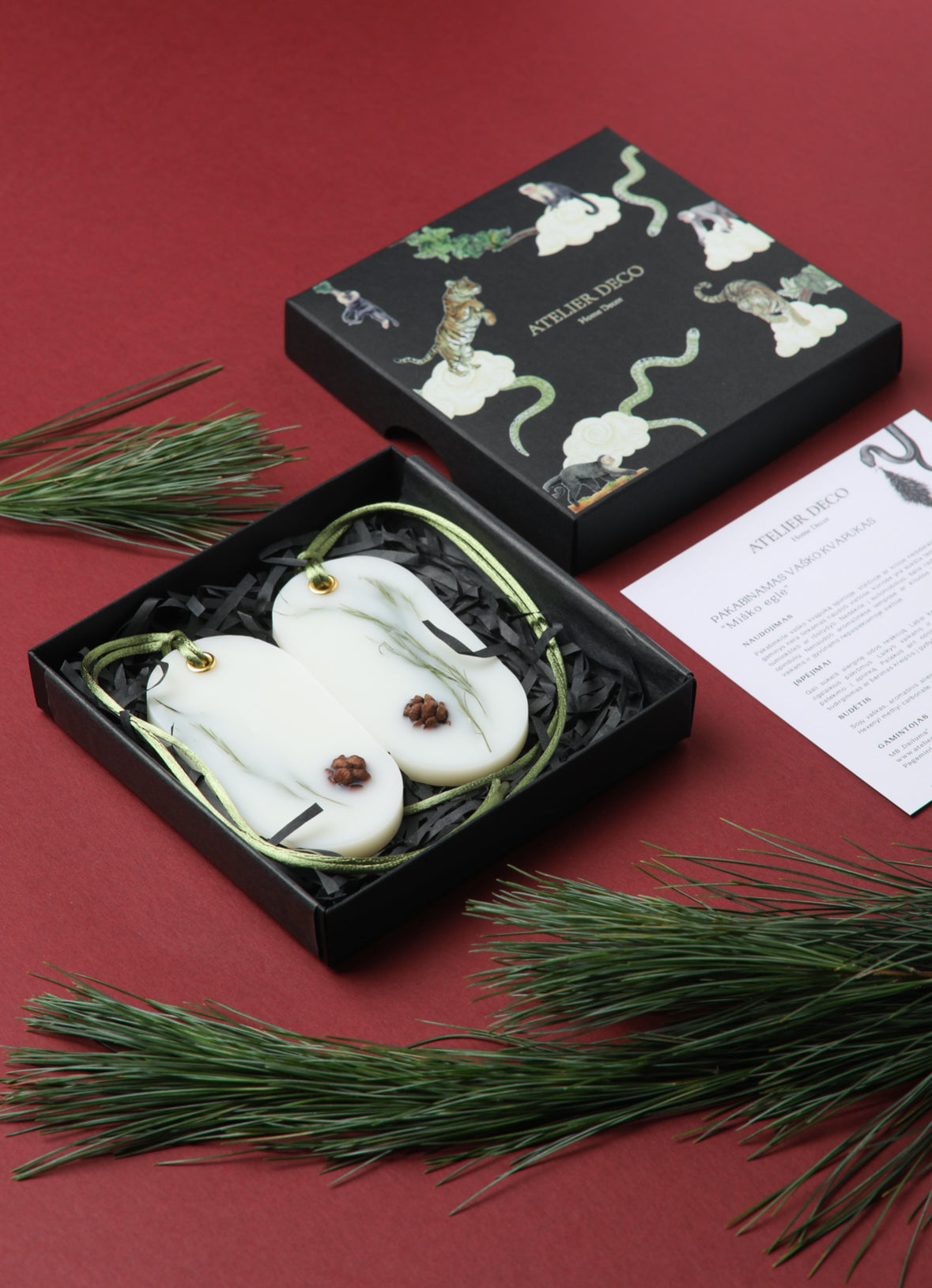 Aromatinis vaško pakabukas spintai ,,Miško eglė”