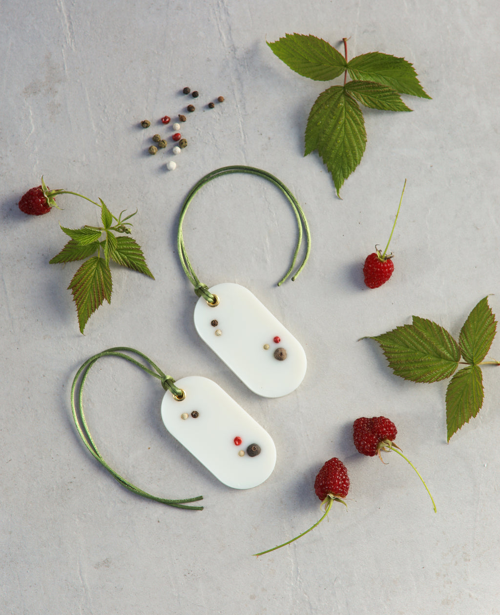 Aromatinis vaško pakabukas spintai ,,Avietės ir pipirai”